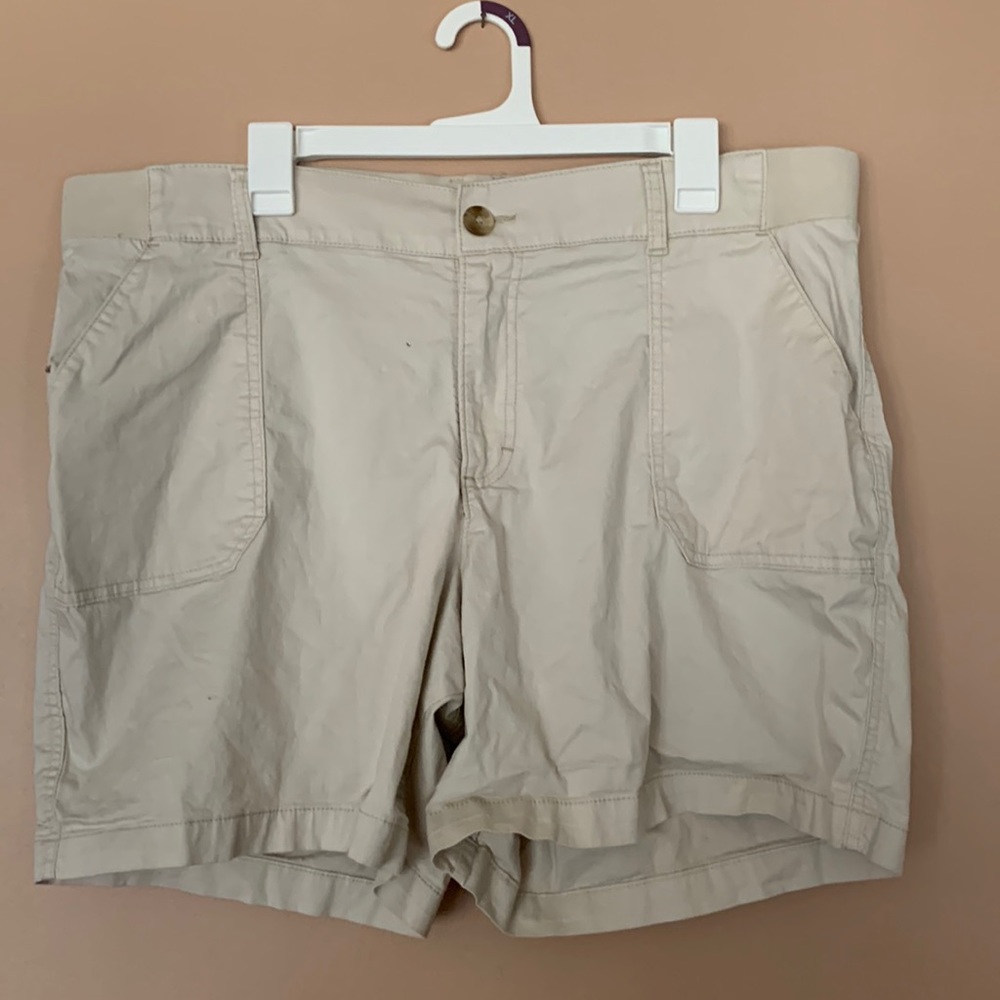 Lee regular fit, Bermuda, mid rise khaki shorts.